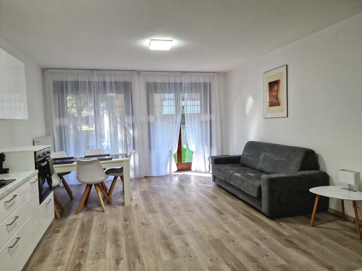 Holiday Residence With Private Garden Kültér fotó